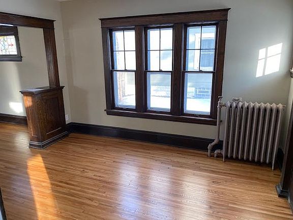 3rd image of 1540 Como Ave