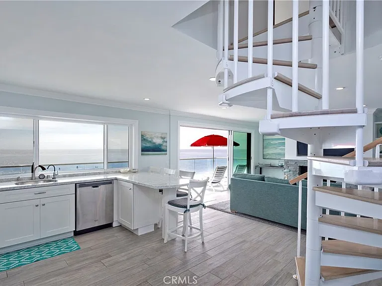 1249 Ocean Front #D — Photo 11