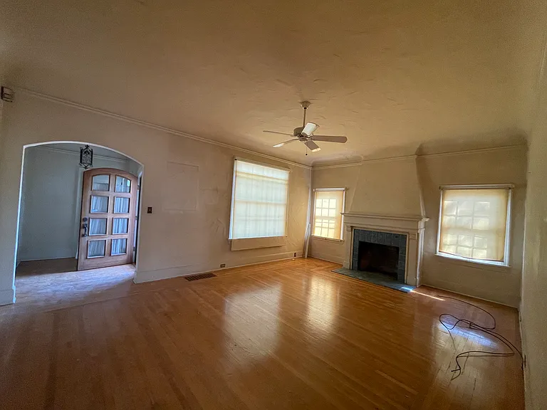 1576 N Poplar Ave — Photo 4