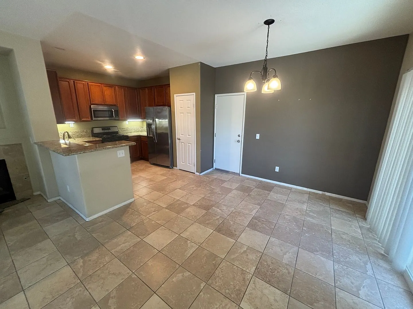 Valencia Single-Family Home for Rent in Creekside! — Photo 4