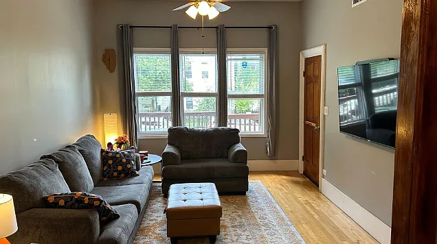 2422 W Moffat St #1 — Photo 3