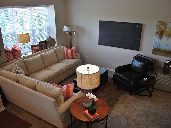 Three bedroom townhome near Great Lakes Crossing