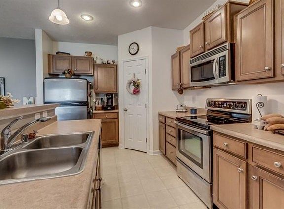 2nd image of 813 Foinavon Ln