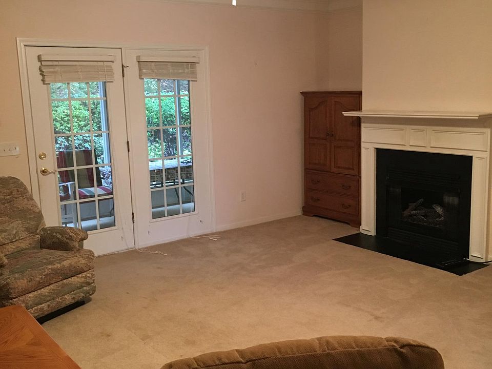 Living room with fireplace 
