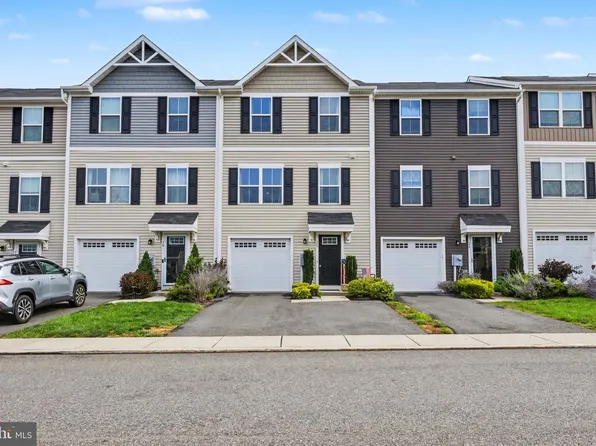 28 Castle Dr, Gilbertsville, PA 19525