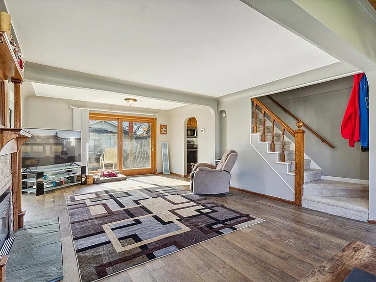 22464 Beach St — Photo 2
