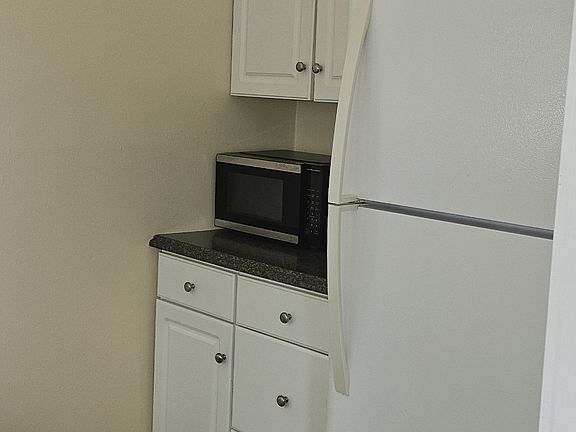 2nd image of 667 Jefferson St #5