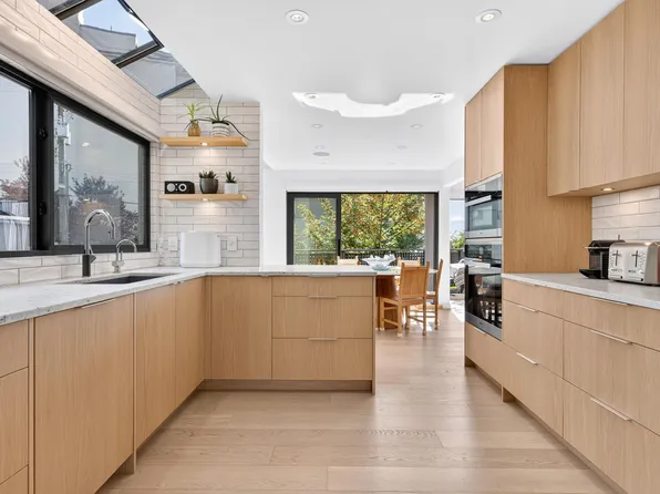 1880 Bellevue Ave, West Vancouver, BC V7V 1B4