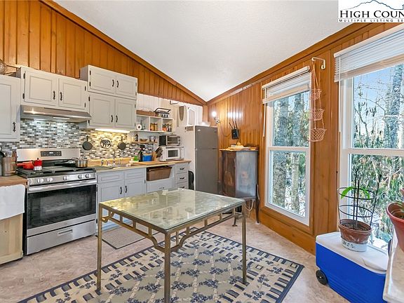 3rd image of 139 Wild Daisy Lane