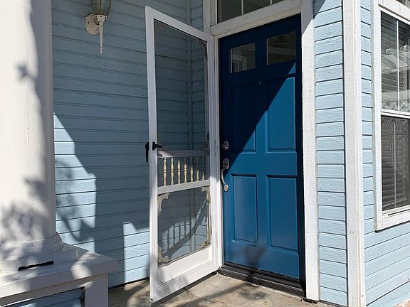 Front door patio with screen door