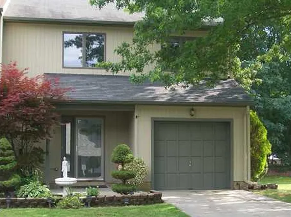 15 Carmel Ct, Old Bridge, NJ 08857