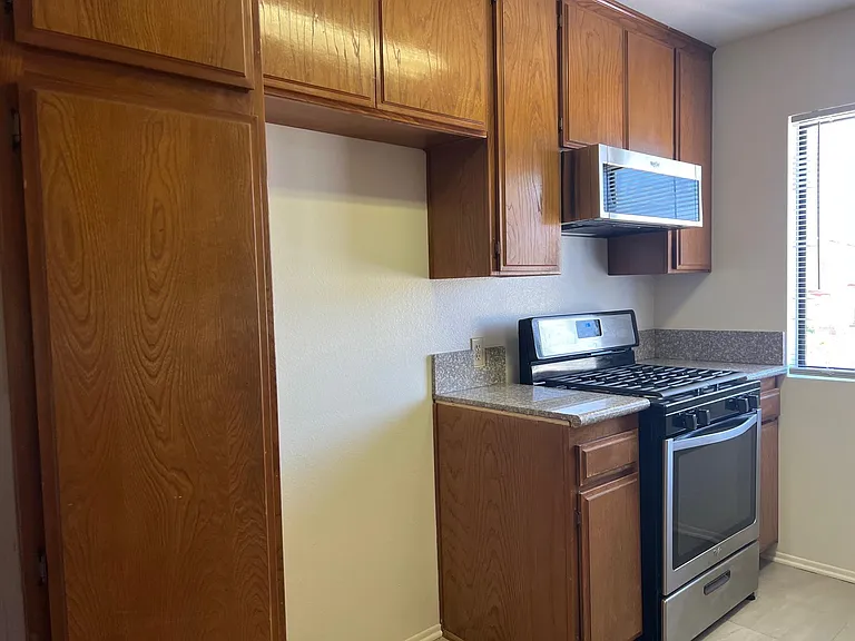 17302 Chatsworth St #7 — Photo 7