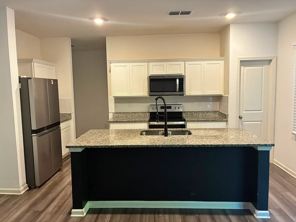 4 bed, 2.5 bath, 2095 sqft, $2,400 — Photo 4
