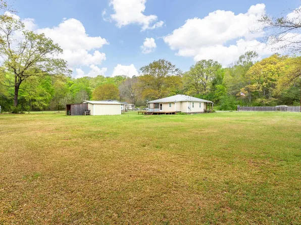 85 Freeman Dr, Talladega, AL 35160