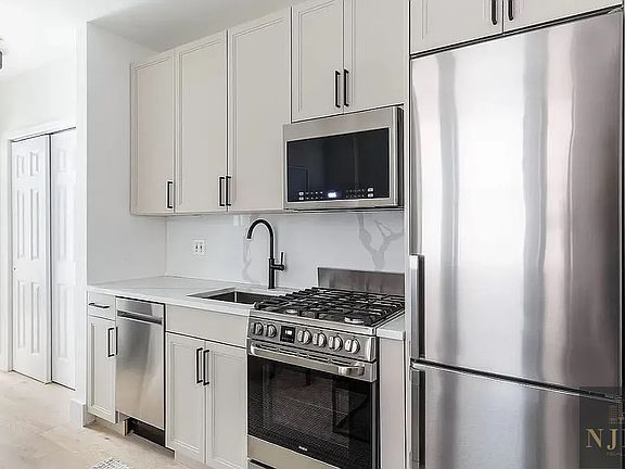 4th image of 226 W 97th St APT 6C