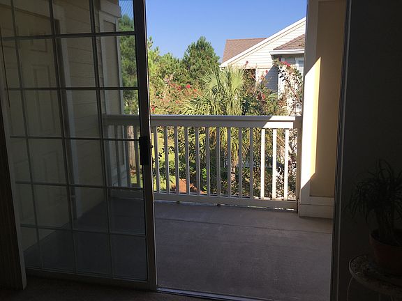 View living room to porch