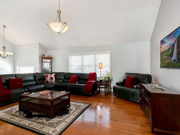 4th image of 29 Gedney Dr