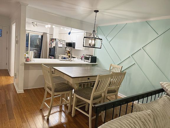 Dining room with open space to the kitchen and living room. The hallway from the entrance. / Comedor con espacio abierto a la cocina y living. El pasillo conecta desde el ingreso de la casa.