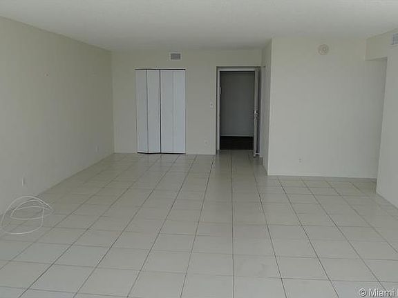3rd image of 100 Bayview Dr APT 1806