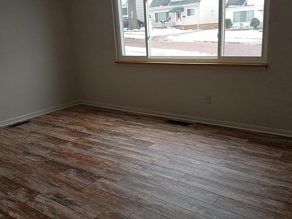 4th image of 7607 Newport Ave