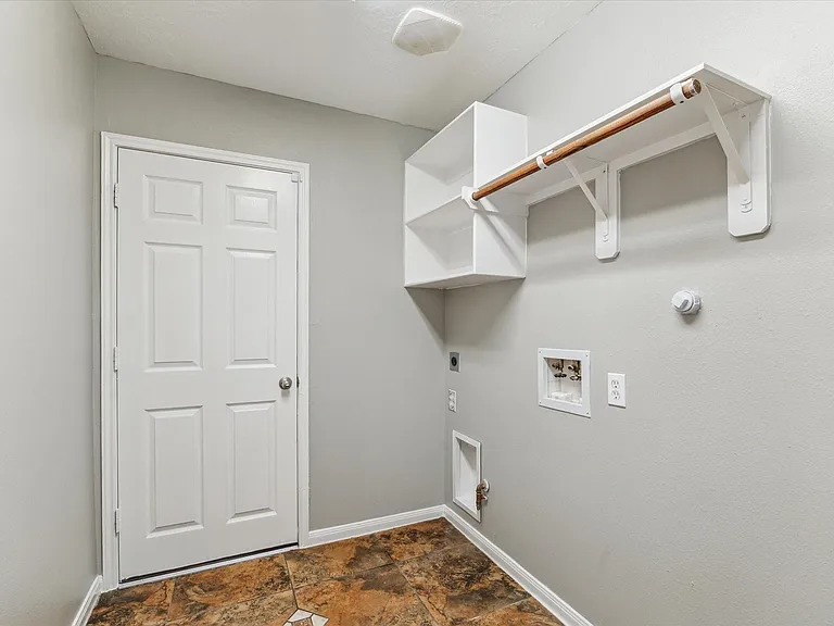3122 Schumann Oaks Dr — Photo 6