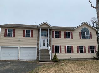 129 Country Ct, Long Pond, PA 18334