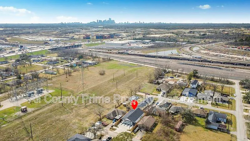 3 bed, 2.0 bath, 1300 sqft, $1,800 — Photo 4