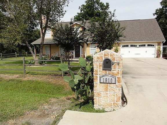 2nd image of 1910 Bayview Dr