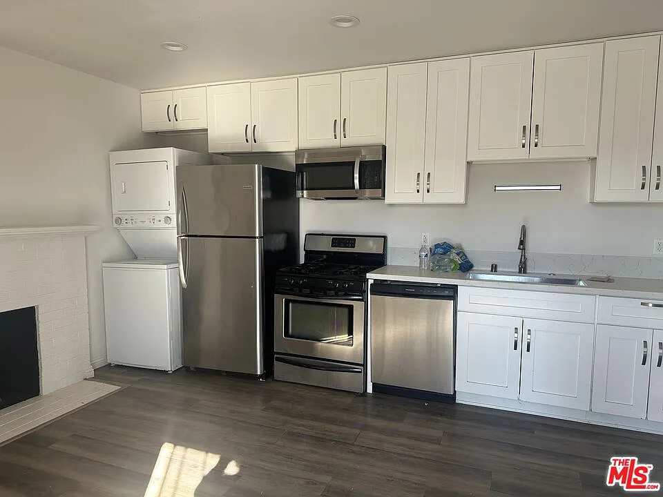 4 bed, 2.0 bath, 3024 sqft, $4,400 — Photo 3