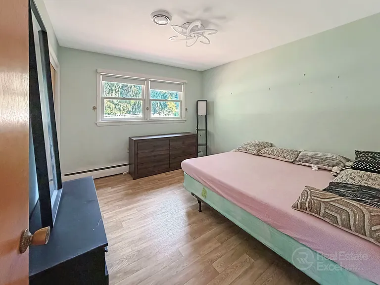 928 Grampian Blvd — Photo 3