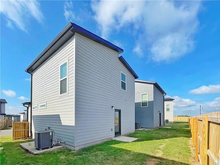 820 Boardwalk Ave — Photo 10