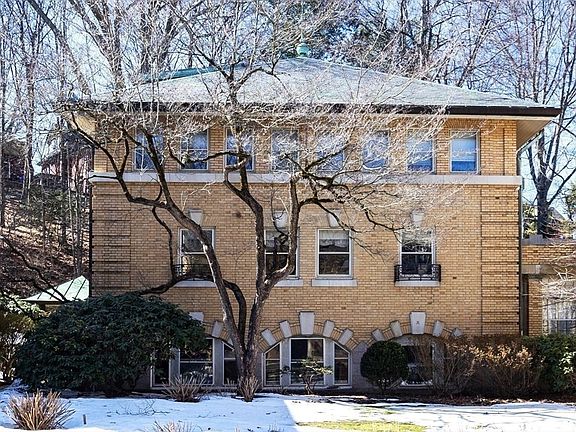 3rd image of 75 Glen Rd APT B-4