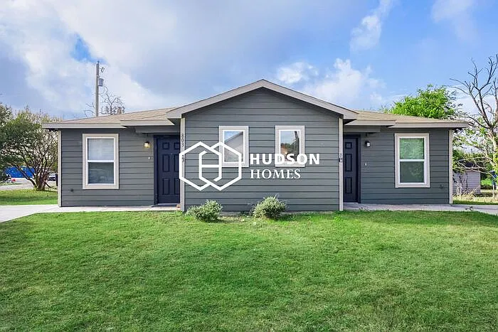3 bed, 2.0 bath, 876 sqft, $1,015 — Photo 1