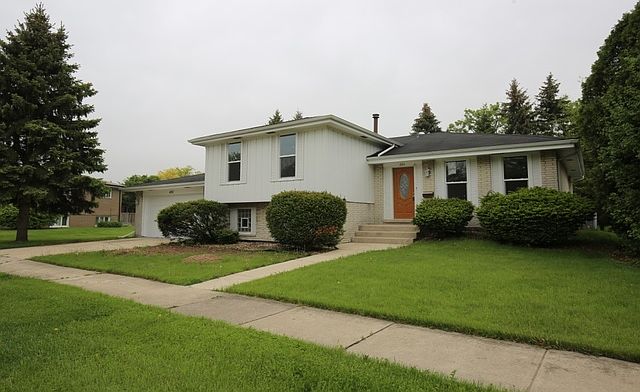 1st image of 835 E 192nd St