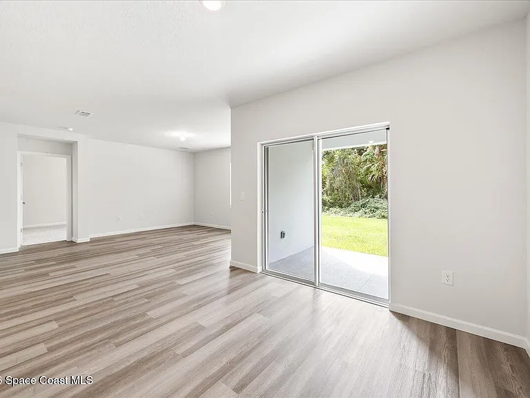 566 Rembrandt St SE — Photo 16