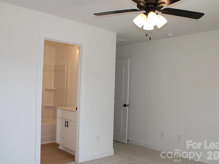 574 W Park Ave #A — Photo 11