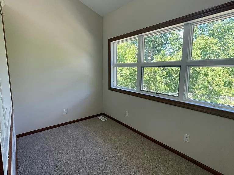4390 N River Rd — Photo 29