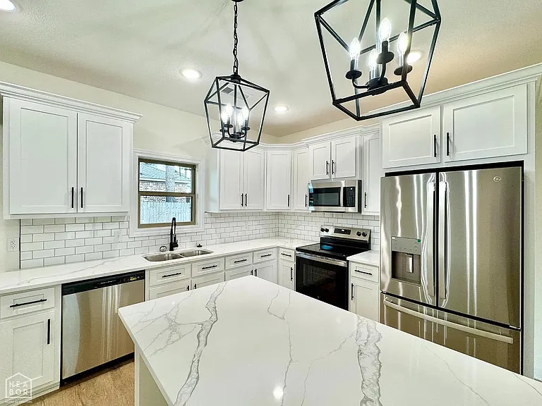 301 W Olympia St — Photo 2