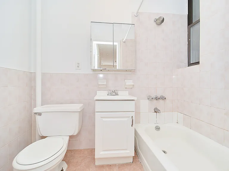 239 W 20th St #5 — Photo 4
