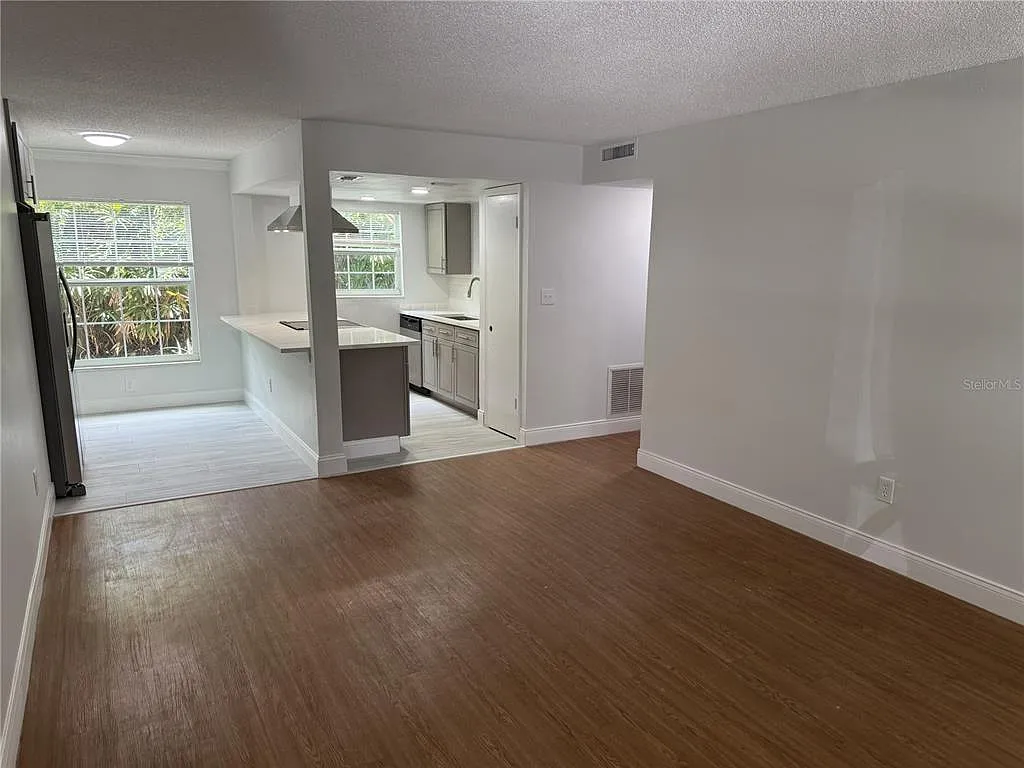 2 bed, 1.0 bath, 949 sqft, $1,800 — Photo 3