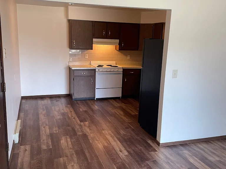 Immaculate Updated 1 and 2 Bedrooms with 1 Bath — Photo 4