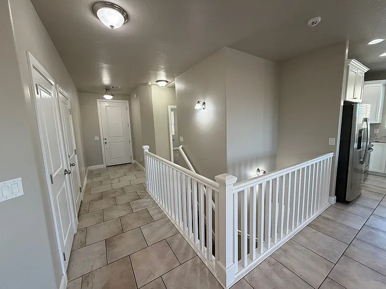 469 E Barcelona Dr — Photo 3