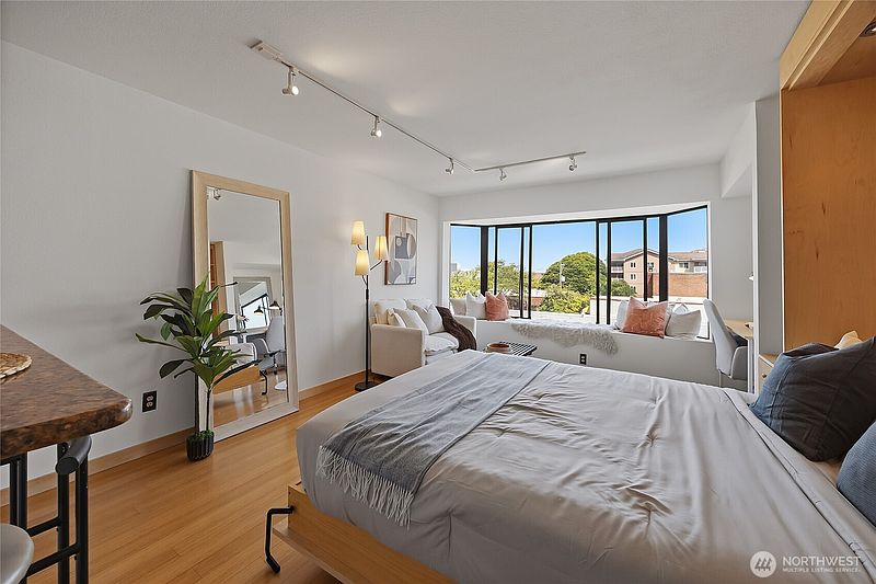 5th image of 211 Summit Avenue E #405