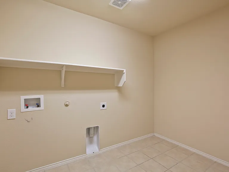 1433 Willoughby Way — Photo 4