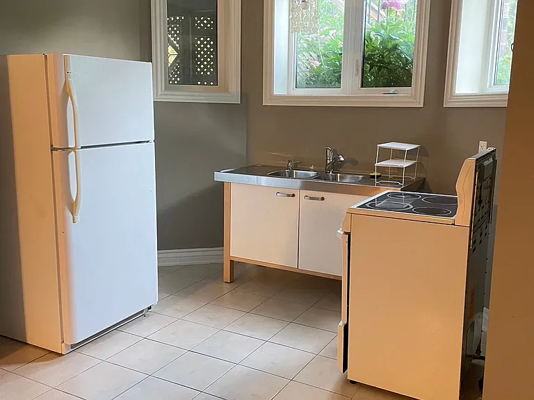 135 Florence Ave #BASEMENT — Photo 4