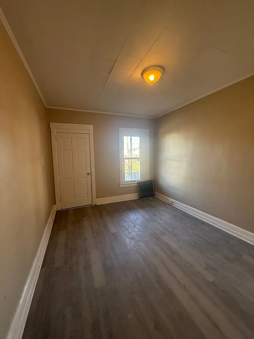 400-402 Mitchell Avenue — Photo 2