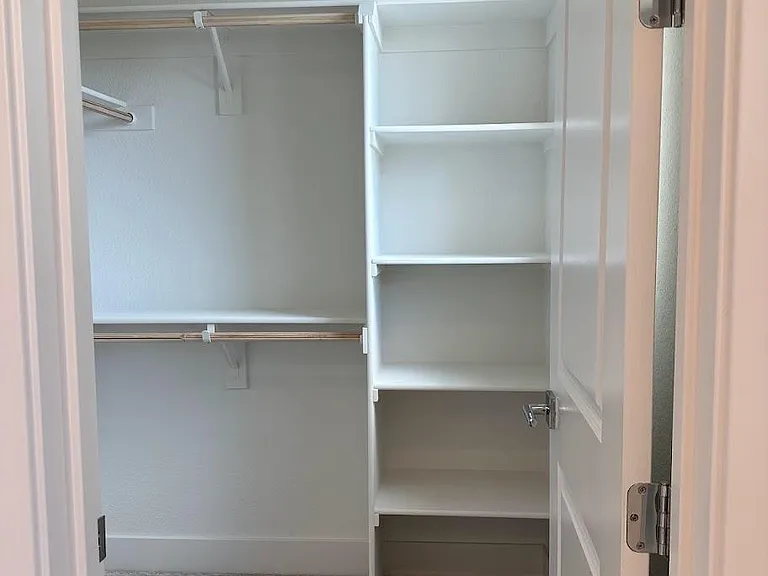 master bedroom walking closet