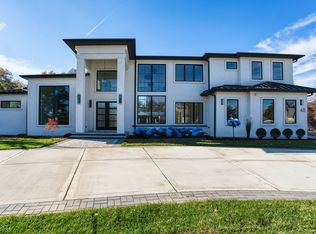 48 Baybrook Ln, Oak Brook, IL 60523