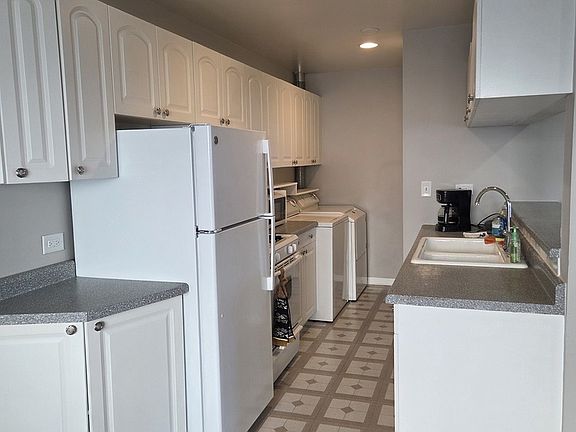 3rd image of 1255 Pearl Ave Unit D