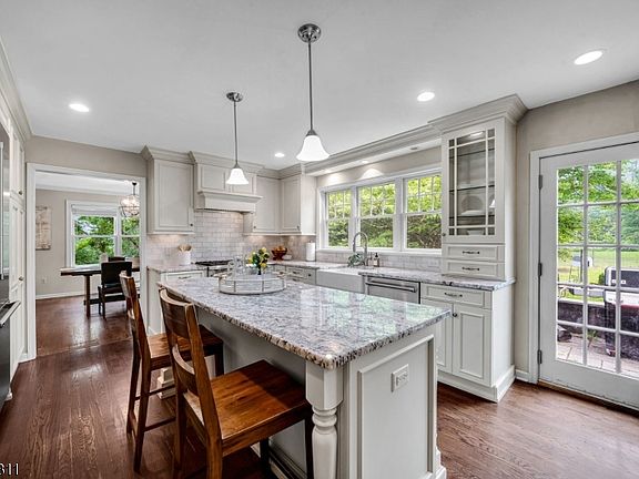 3rd image of 5 Fieldstone Dr